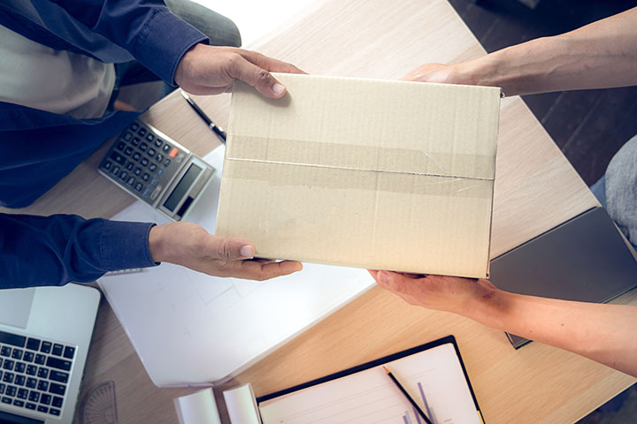 Customers receive the goods reach the hands from the SME start up online trading delivery